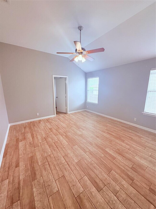 Building Photo - 570 Atlantis