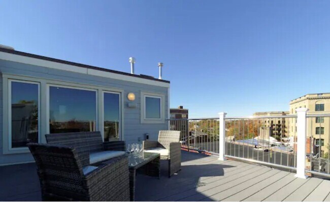 Building Photo - 2803 Ontario Rd NW