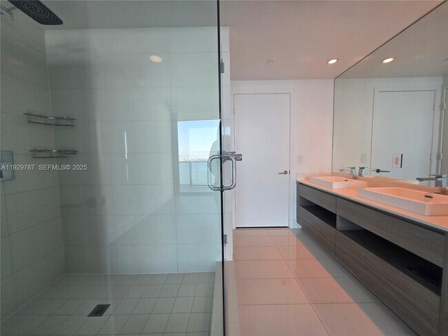 Building Photo - 460 NE 28th St