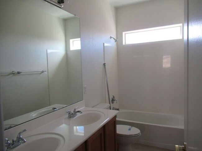 Building Photo - 4 Bedroom / 3.5 Bath Chandler Home in Gated Lake Community!