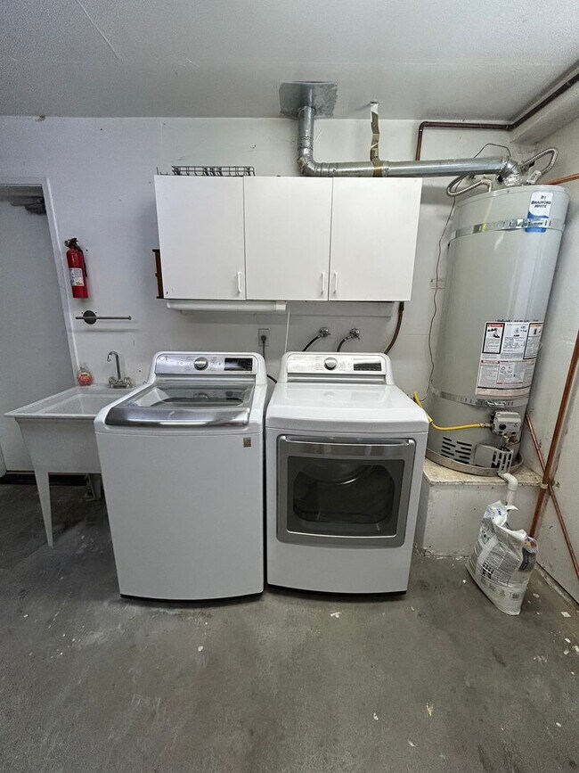 Building Photo - Remodeled and Comfortable Townhome