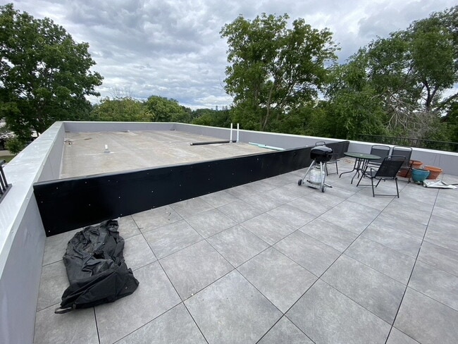 Building Photo - Spacious 2 Bedroom 2 Bathroom On the Greenway!