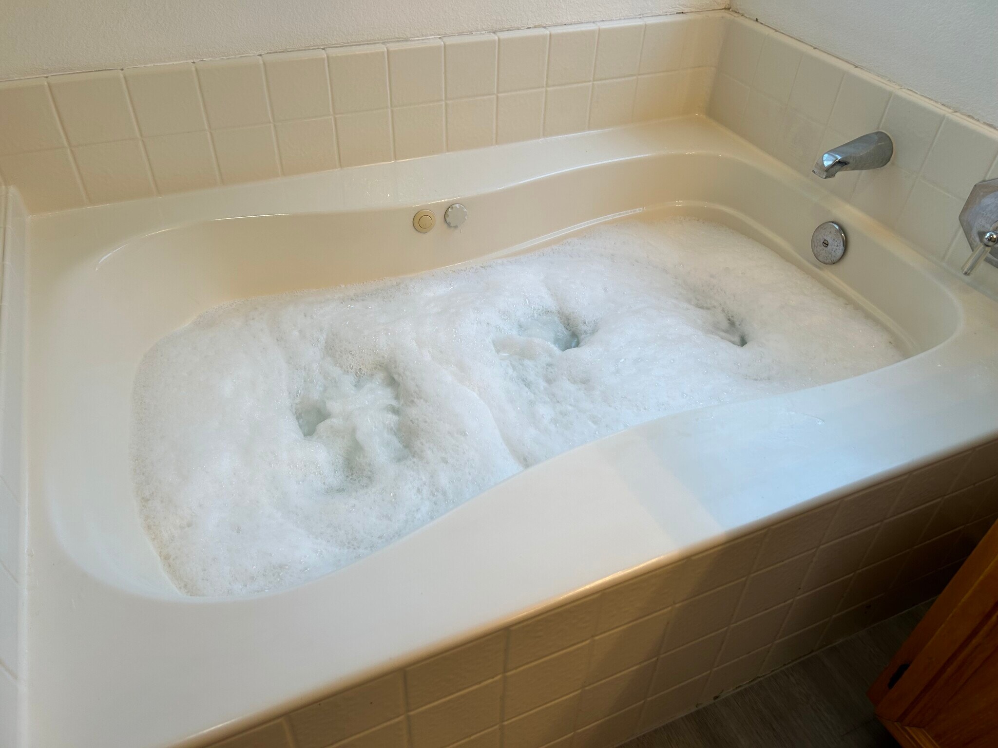 Jetted Tub in Master Bedroom - 4889 Wheelhouse Dr