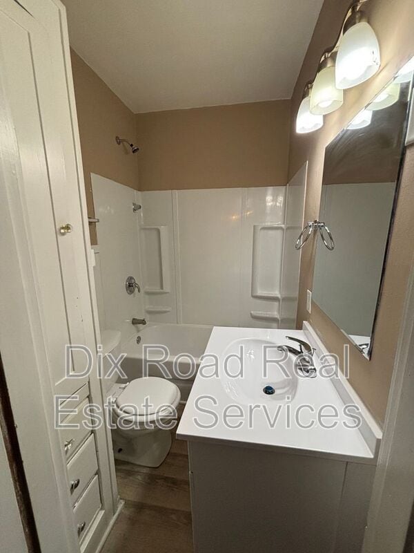 Building Photo - 307 N E St