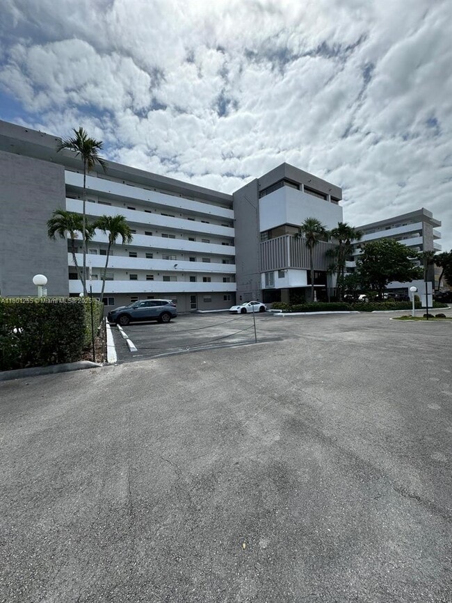 Building Photo - 4000 NE 169th St