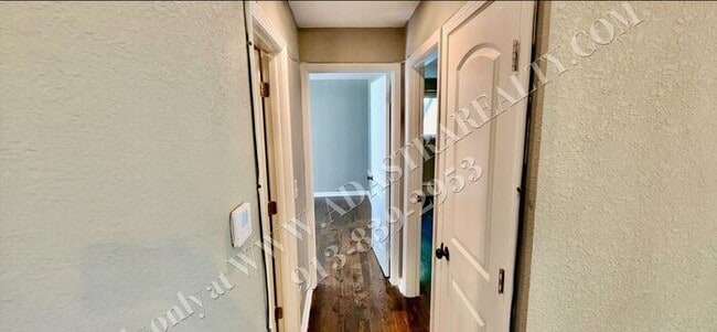 Building Photo - Nice Updated 3 Bed, 1 Bath in KCK-Availabl...