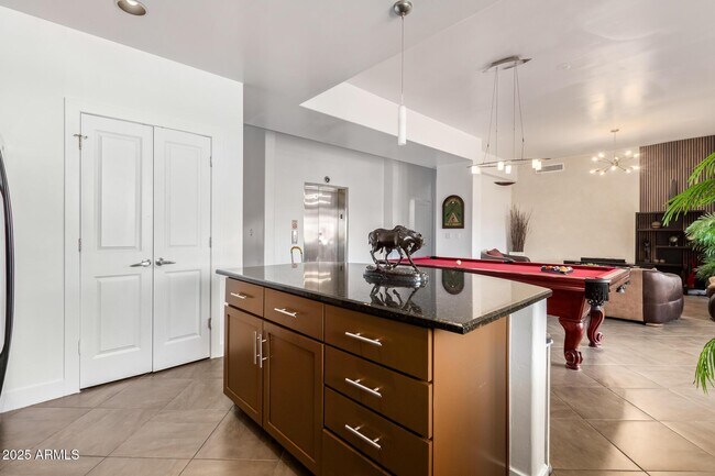 Building Photo - 945 E Playa Del Norte Dr