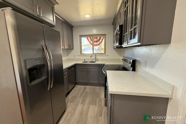 Building Photo - Large 4 Bedroom, 2 Bathroom Home with 2 Car Garage