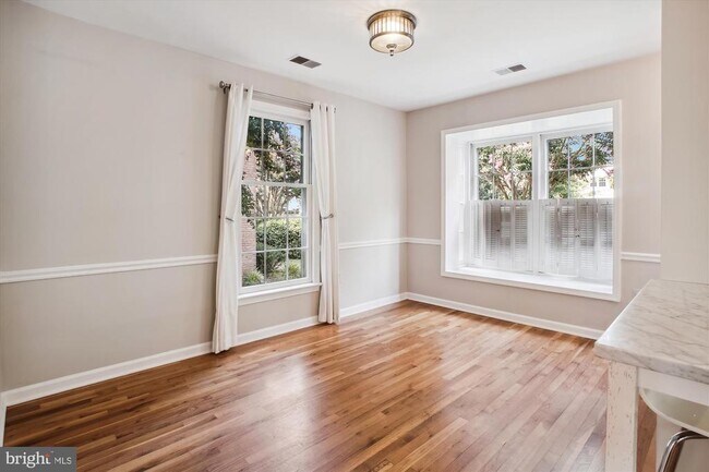 Building Photo - 450 W Glebe Rd