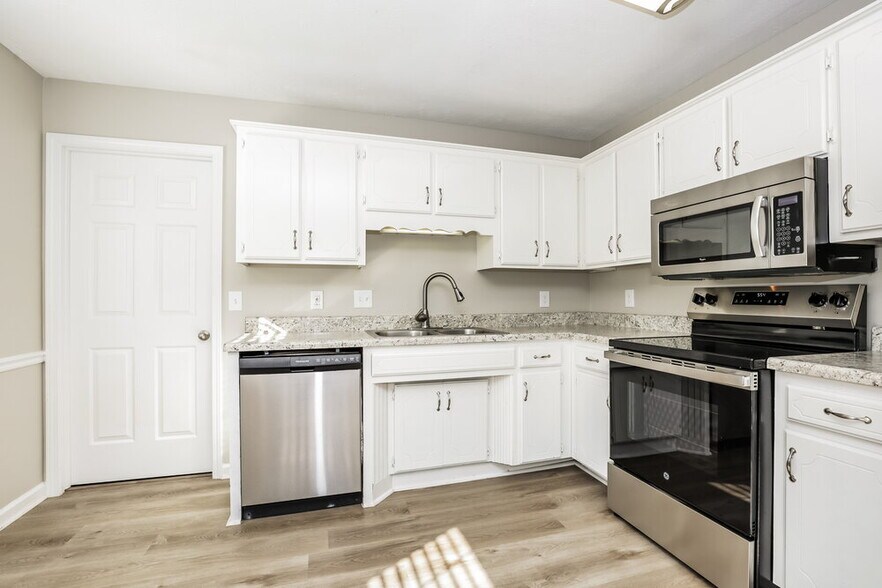 Building Photo - 610 E Lake Cove