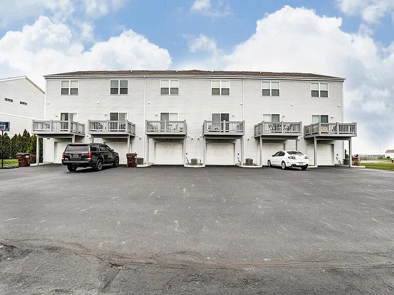 Building Photo - 1415 Bloomington Blvd