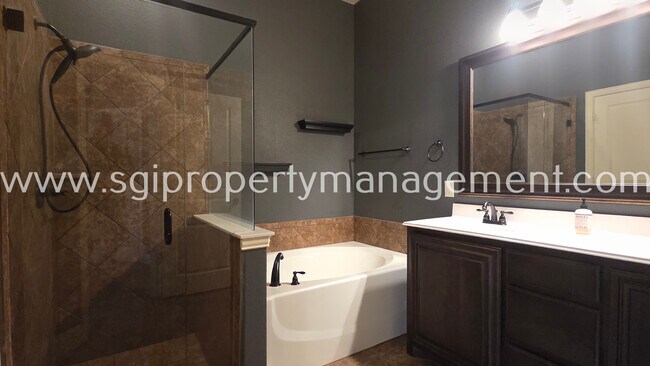 Building Photo - 525 Bamborough Dr
