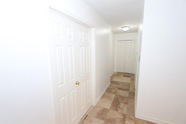 Building Photo - 609 St James Ct