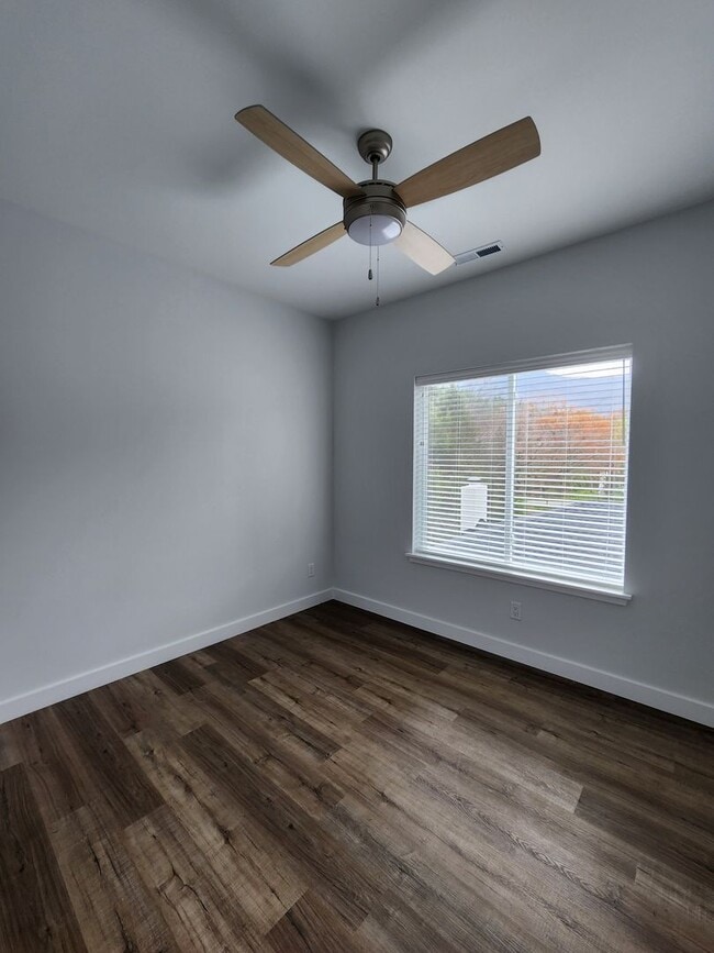 Building Photo - Black Mountain Rental!
