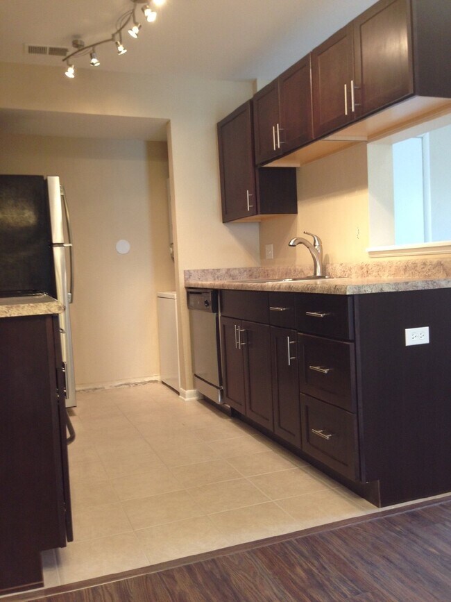 Building Photo - 2 Bedroom with Garage for Rent