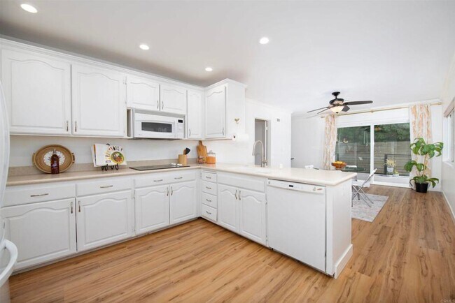 Building Photo - 6BD/3BA Close to Campus - Large Rooms! Great Yard!