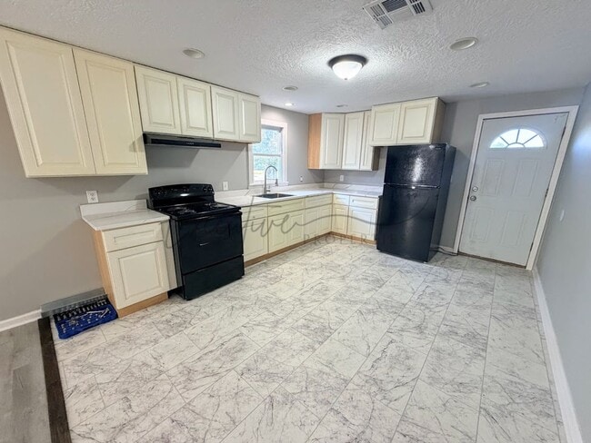 Building Photo - 3 Bedroom, 1.5 Bathroom Home with Bonus Room for Rent in Lake Charles