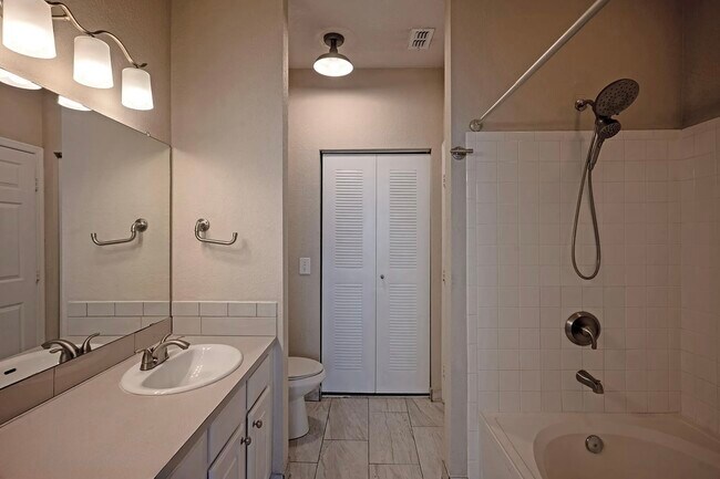 Building Photo - 13700 Richmond Park Dr N