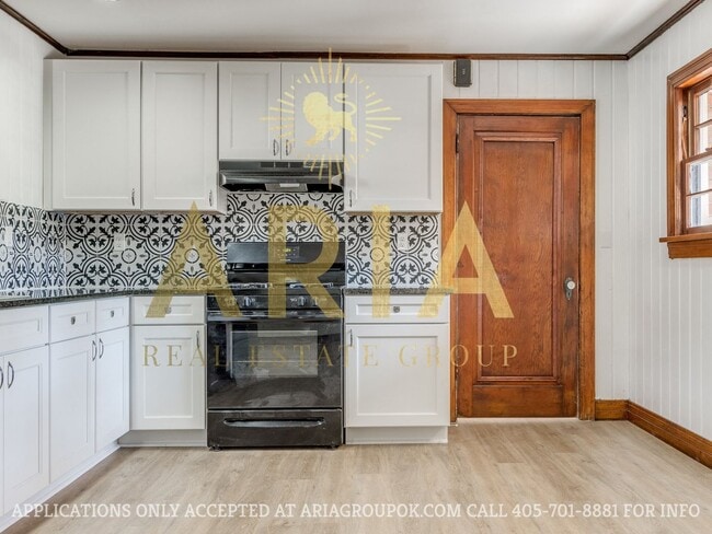 Building Photo - *COMING SOON!* UPDATED 3 BED/2 BATH DUPLEX...