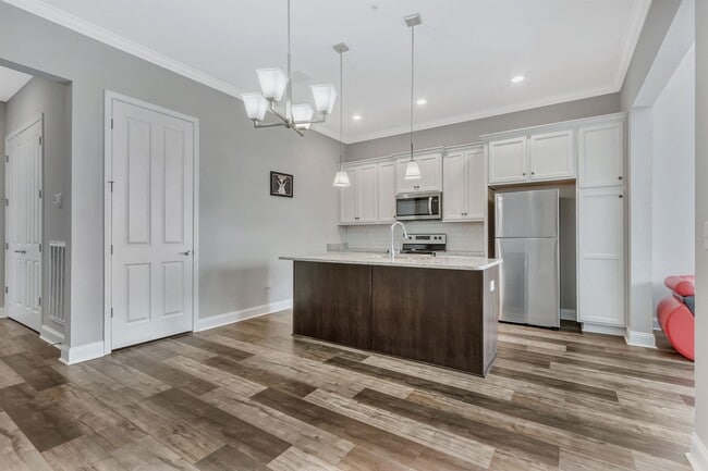 Building Photo - 2052 Sunflower Dr