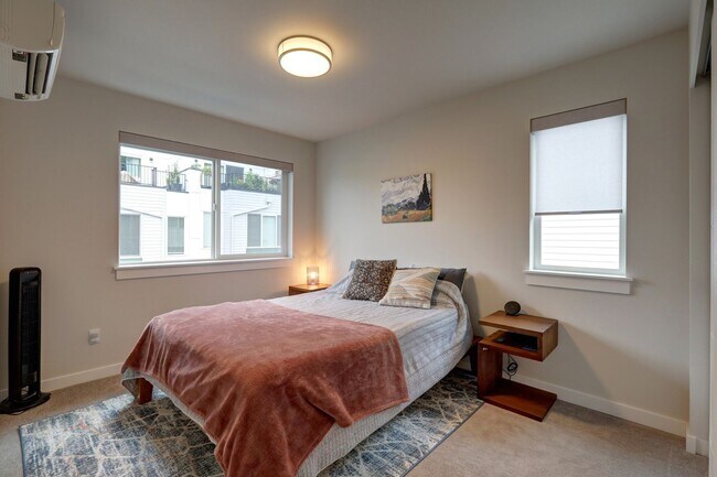 Building Photo - Beautiful and Spacious 4bd/4ba Townhome Av...