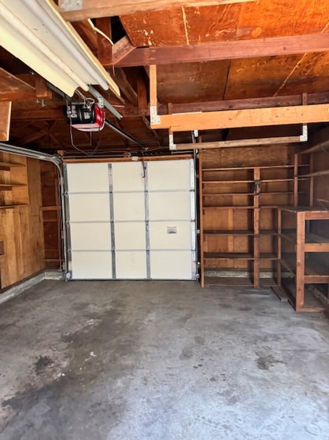 Building Photo - SINGLE LEVEL, 3 BEDROOM HOME WITH DETACHED...