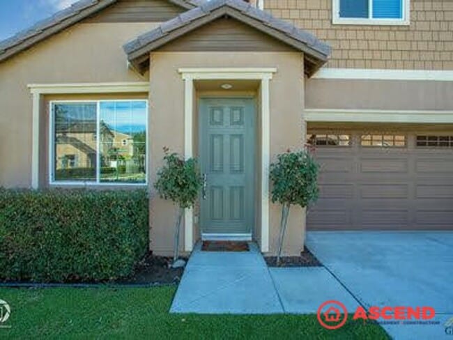 Building Photo - Stunning 4 bedroom Home In Gated Community!