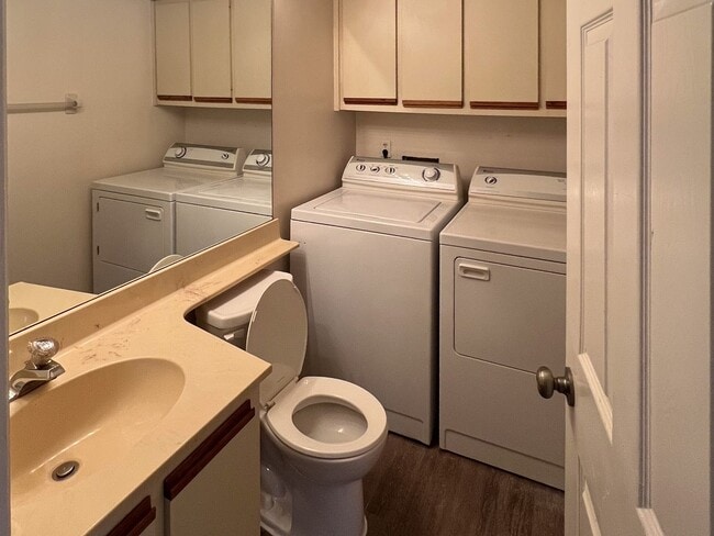 Building Photo - Two-Bedroom 2 story townhome- Prime location off Conroy near Millenia!!