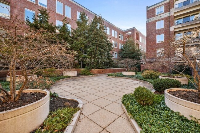 Building Photo - 130 Mt Auburn St