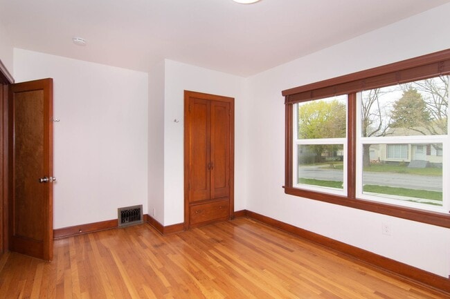 Building Photo - Fully updated 2 Bed 1 Bath Valley home.  H...
