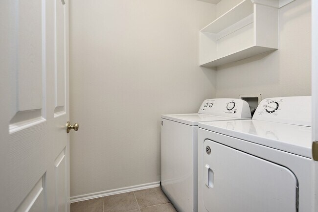 Building Photo - 102 Blue Creek Pl