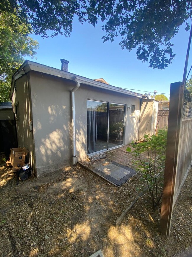 Building Photo - House and Studio for Lease - 4 Bed, 2 Bath...