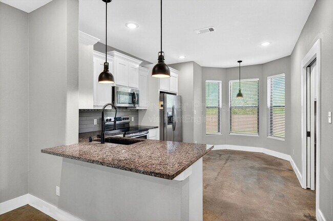 Building Photo - 1501 S 7th Ave