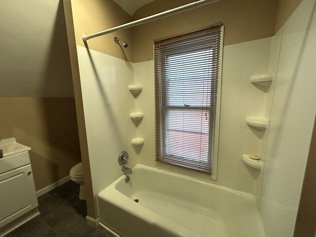 Building Photo - 407 17th Ave