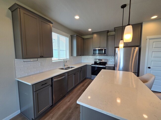 Building Photo - Newer 3-Bed, 2-Bath home in Quincy, WA!