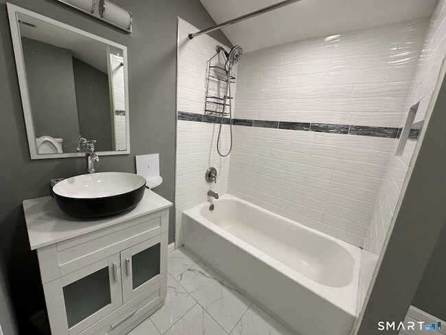 Building Photo - 70 Hawthorne St