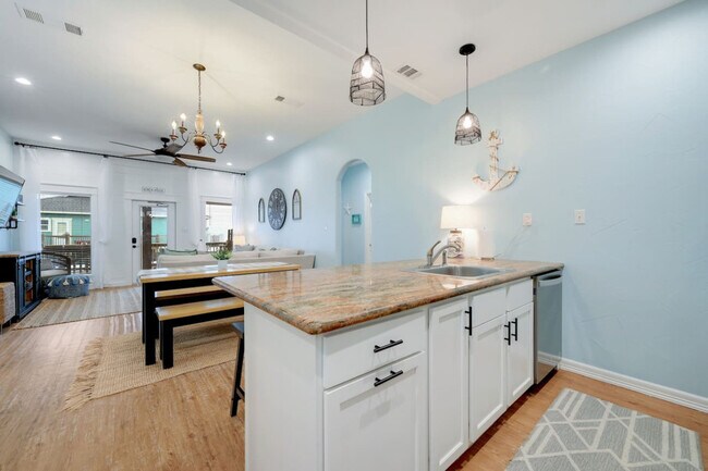 Building Photo - 994 Dolly St