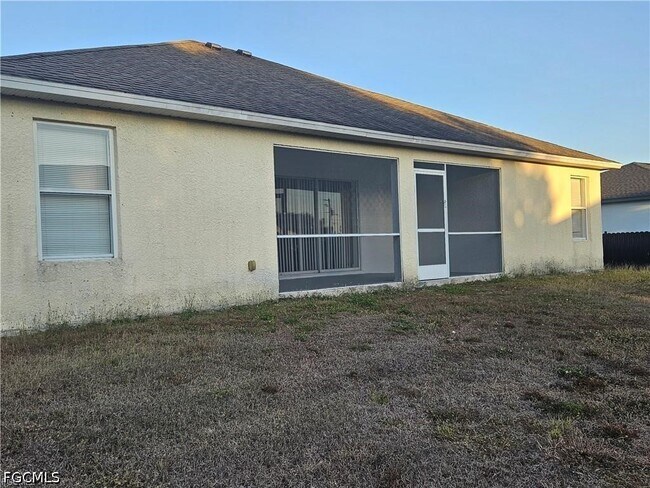 Building Photo - 2511 Sunniland Blvd