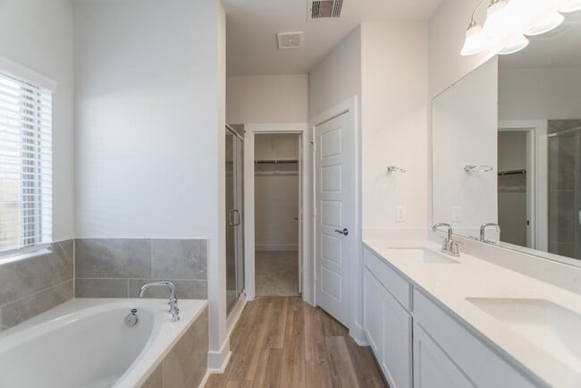 Building Photo - 10627 Whitejacket