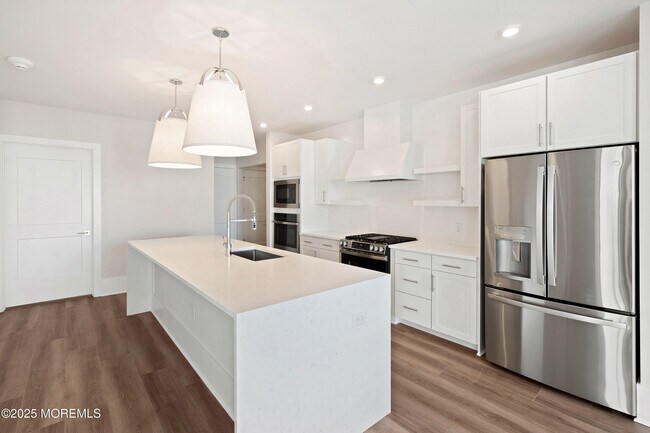 Building Photo - 215 2nd Ave