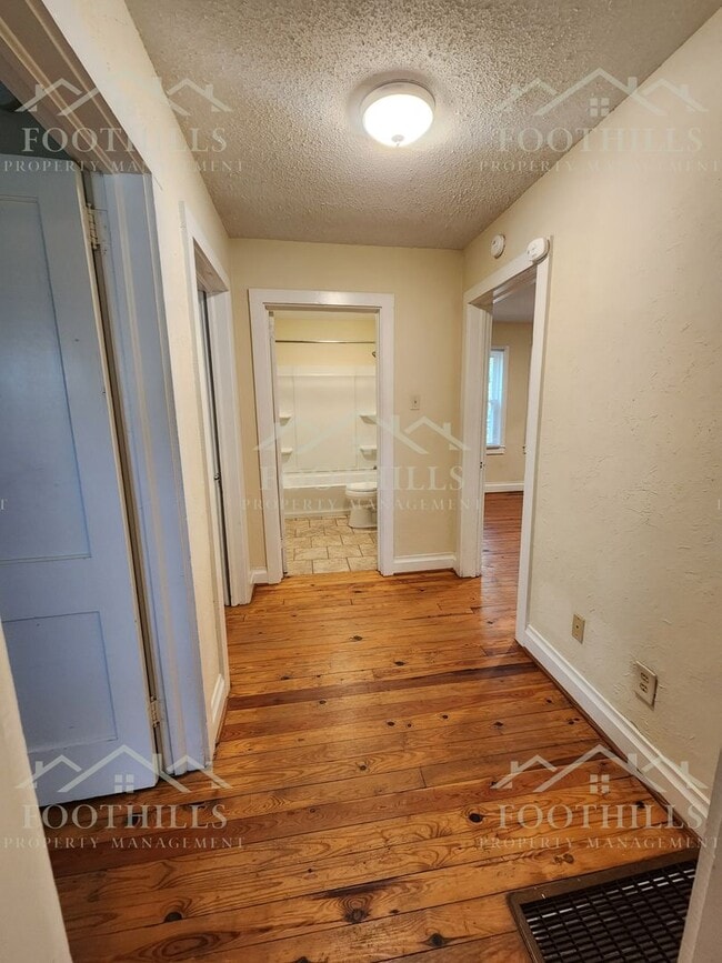 Building Photo - Charming 3-Bed, 2-Bath Home with Screened ...