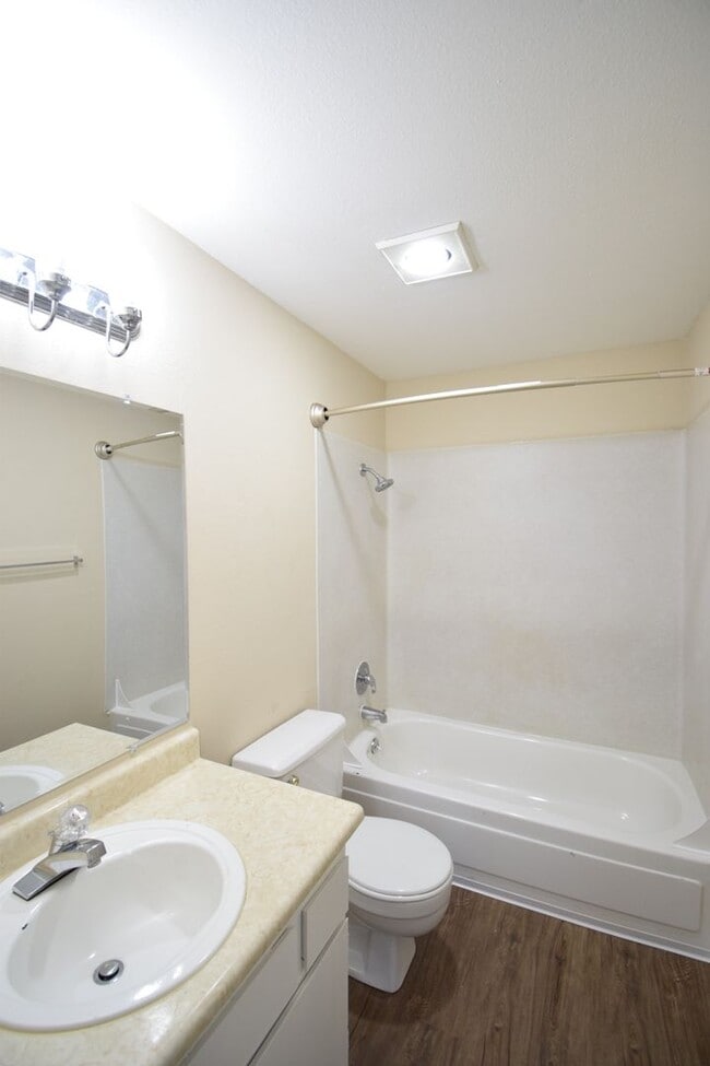 Building Photo - Spacious 2 BR Townhome in SW Portland! W/S/G is Included