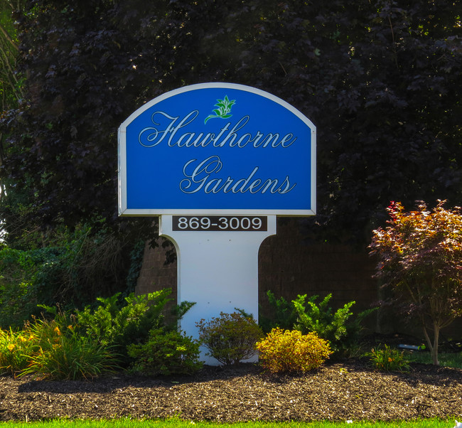 Welcome Sign - Hawthorne Gardens