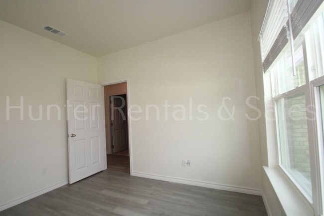 Building Photo - Modern New Construction Duplex