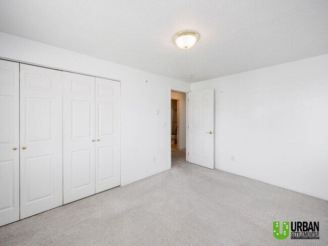 Building Photo - Top-Level 2 Bed / 1 Bath Condo with Garage & In-Unit Laundry – Shiloh Hills