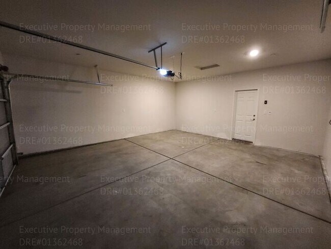 Building Photo - 3 bedroom/ 2 bathroom home located in a cu...