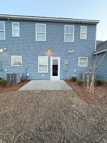 Building Photo - 44 W Farley Dr