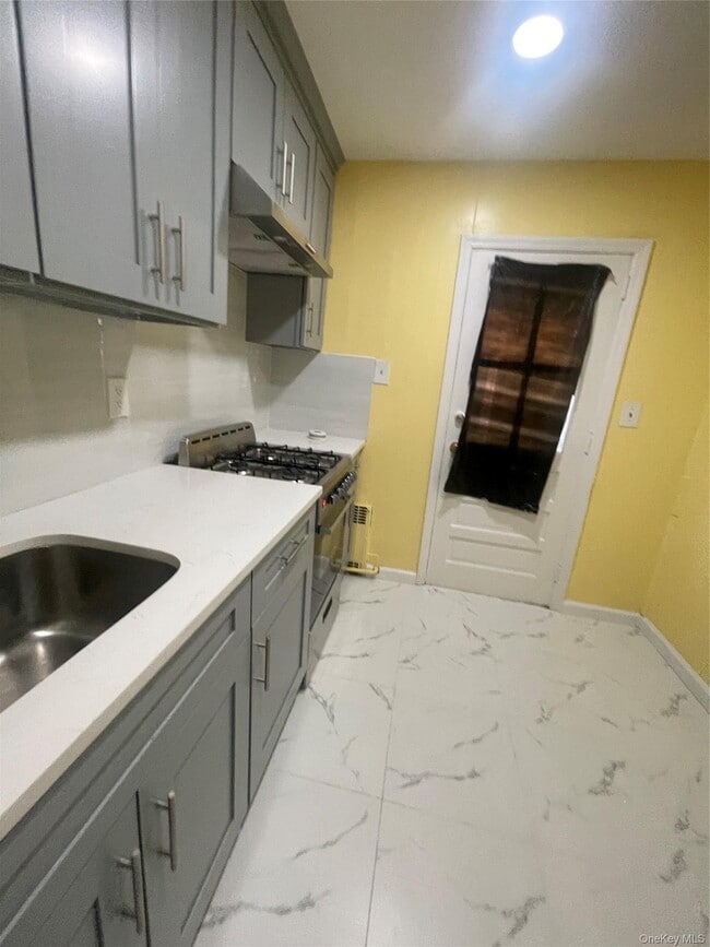 Building Photo - 2585 Beach Dr
