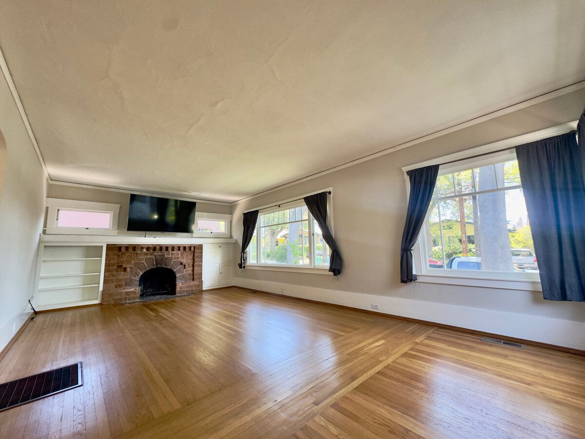 Building Photo - 2309 Derby St