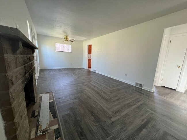 Building Photo - Modern 3 bedroom, 1.5 bathroom home in Bethel Park